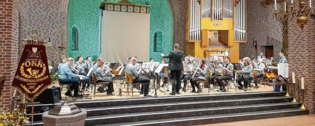 Fanfare OKK tijdens het uitwisselings concert met harmonie St. Cecilia Made