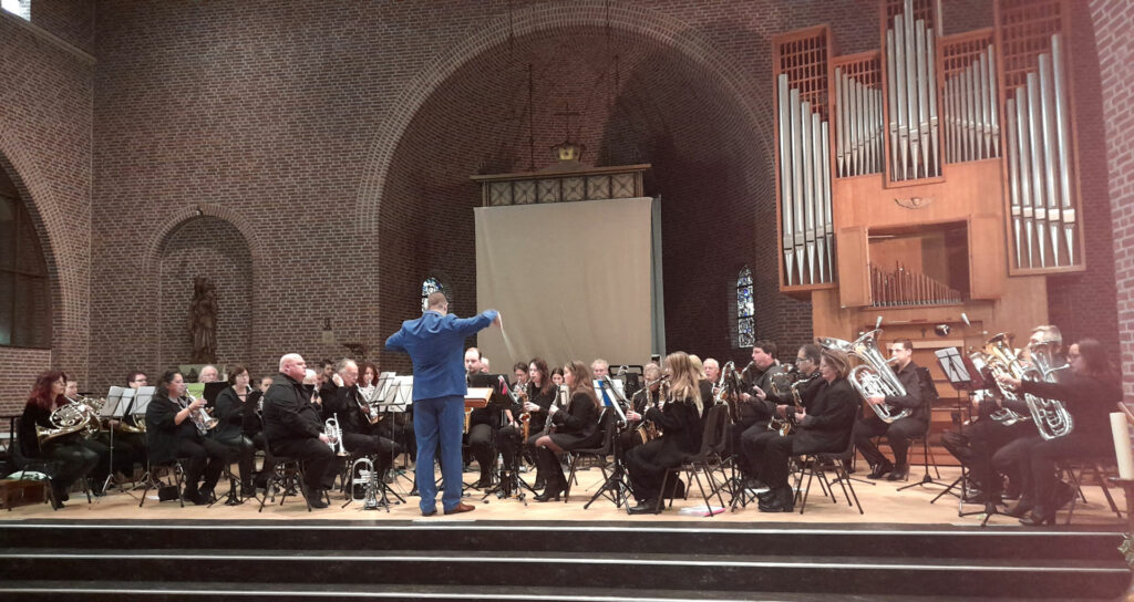 Muziekvereniging Voorne en Putten tijdens het uitwisselingsconcert in Zevenbergschen Hoek op 19 november 2023